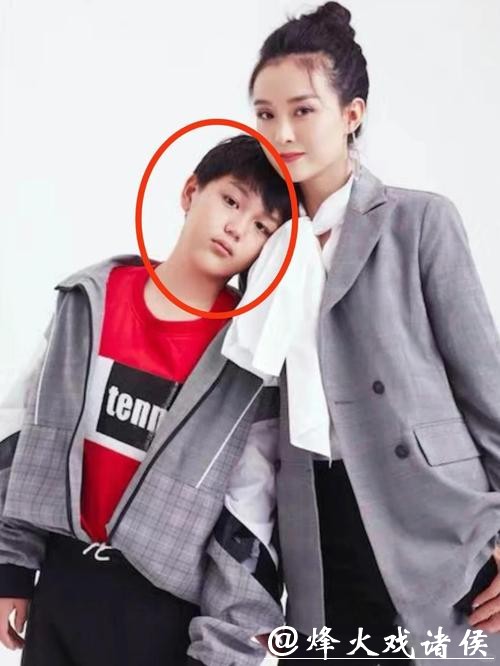 王艳罕见晒与继子亲密合照，兄弟相处融洽如同龄人